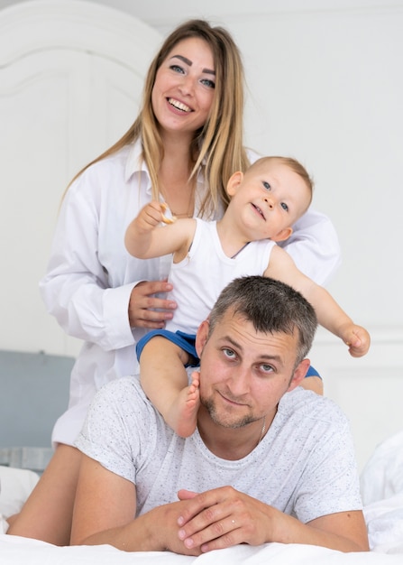 Vista frontal de los miembros de la familia posando juntos