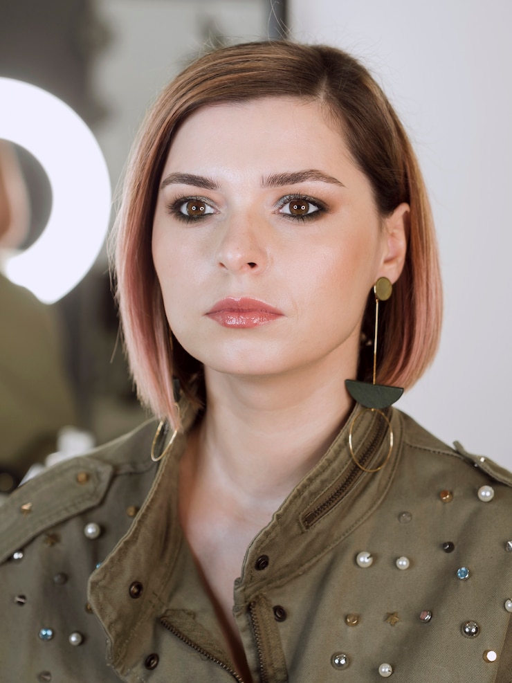 Foto gratuito vista frontal del modelo de maquillaje serio