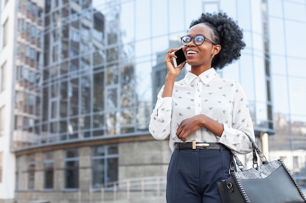 Foto gratuita vista frontal moderna mujer hablando por teléfono