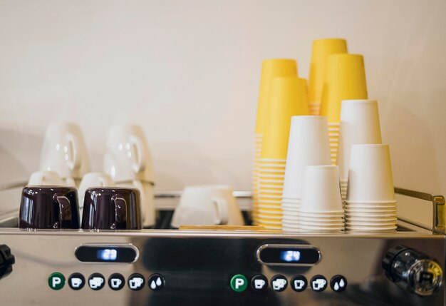 Vista frontal de montones de tazas y cafeteras