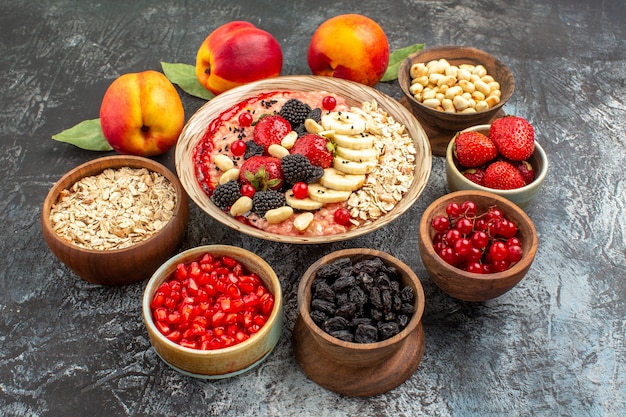 Vista frontal de muesli afrutado con nueces y frutas frescas en la mesa de luz salud de cereales de frutas
