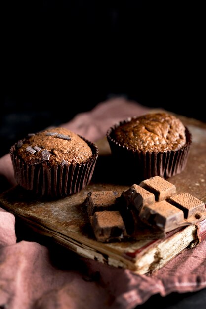 Vista frontal de muffin de chocolate con espacio de copia