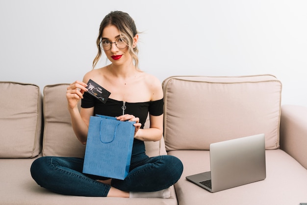 Foto gratuita vista frontal mujer abriendo el bolso de compras