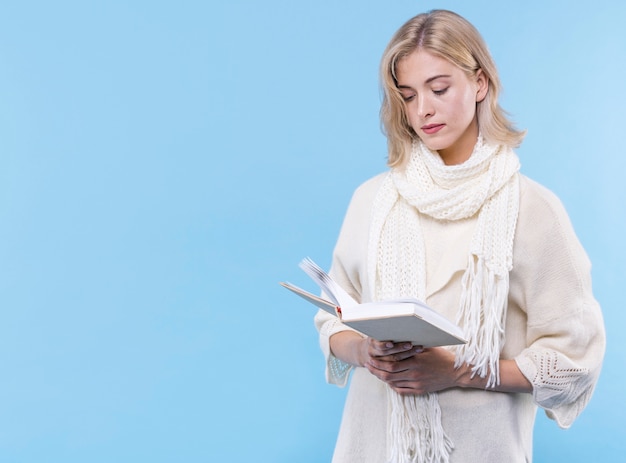 Foto gratuita vista frontal mujer adulta leyendo un libro