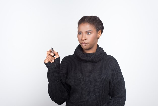 Vista frontal de la mujer afroamericana centrada con pluma