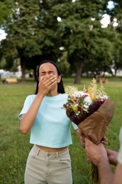 Vista frontal mujer con alergia a las flores