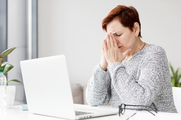 Vista frontal de la mujer con ansiedad en el escritorio