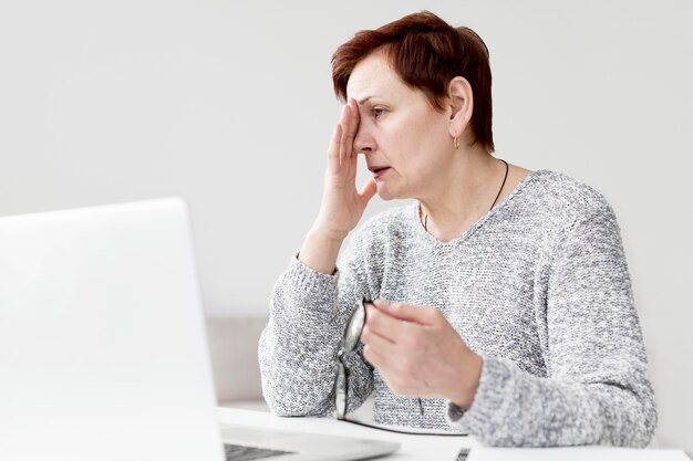 Vista frontal de la mujer con ansiedad en el escritorio