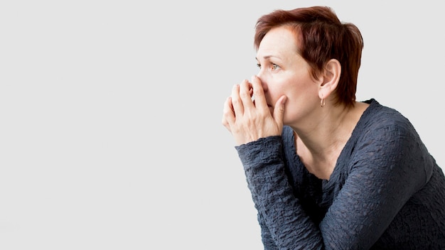 Foto gratuita vista frontal de la mujer con ansiedad con espacio de copia