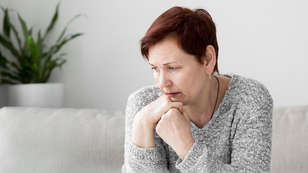 Vista frontal de la mujer con ansiedad en el sofá