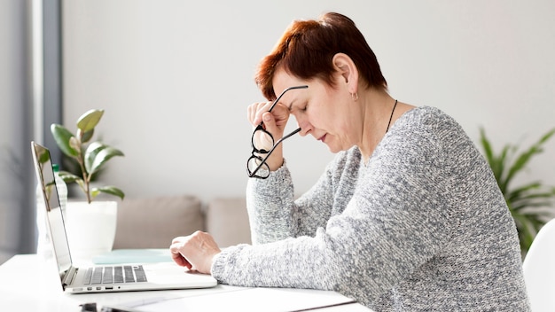 Vista frontal de mujer con ansiedad