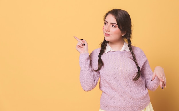 Vista frontal de la mujer apuntando con espacio de copia