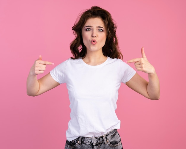 Vista frontal de la mujer apuntando a sí misma