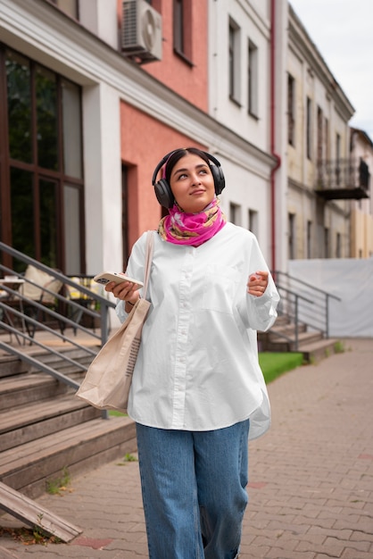 Vista frontal mujer árabe con hijab