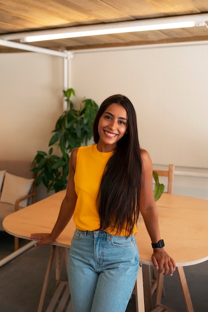 Foto gratuita vista frontal mujer árabe sonriente posando en interiores