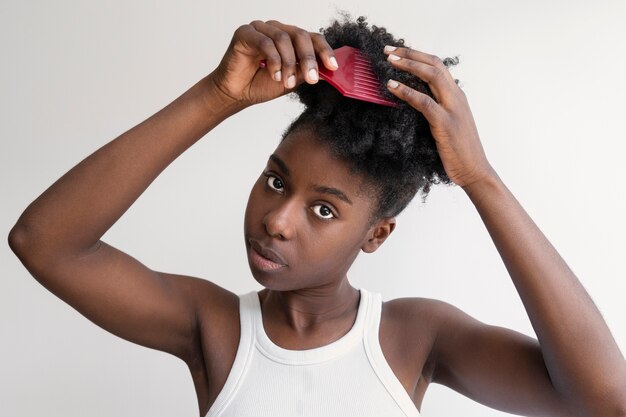 Vista frontal mujer arreglando el cabello