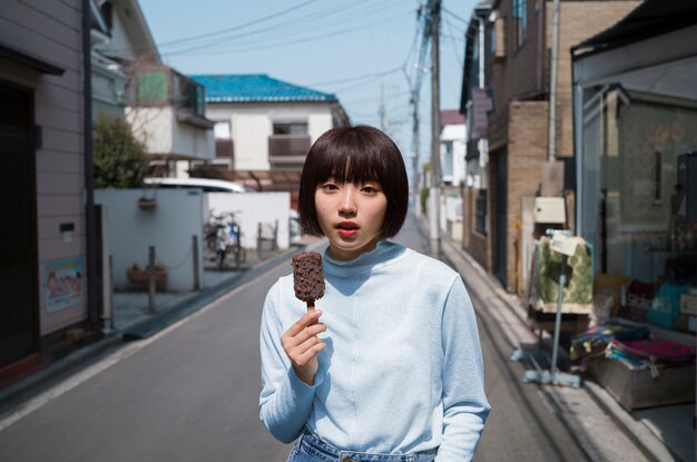 Vista frontal mujer asiática con helado