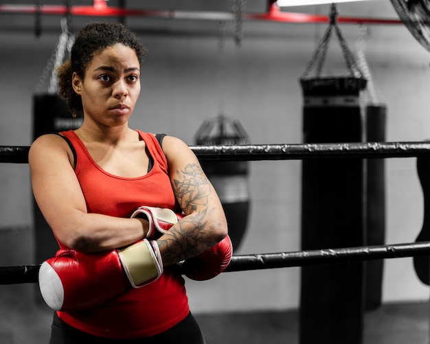 Foto gratuita vista frontal mujer atlética tomando un descanso del entrenamiento