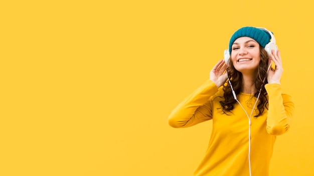 Foto gratuita vista frontal de mujer con auriculares