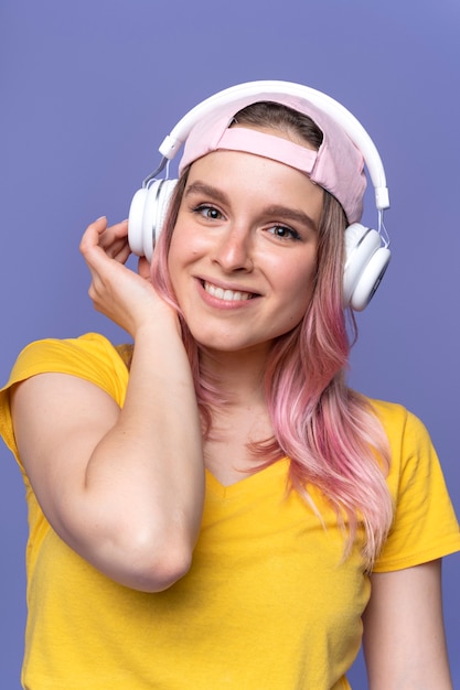 Vista frontal mujer con auriculares