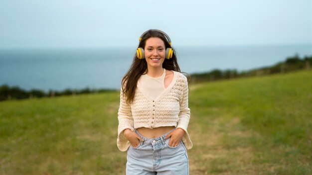 Vista frontal mujer con auriculares