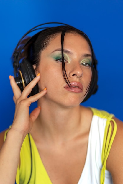 Vista frontal mujer con auriculares