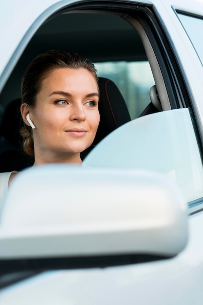 Vista frontal de la mujer en auto personal