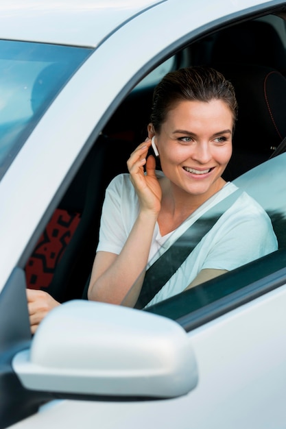 Vista frontal de la mujer en auto personal