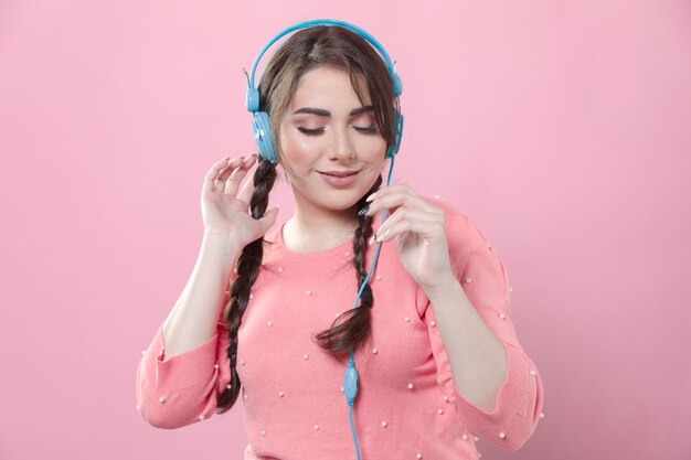 Vista frontal de la mujer bailando música que está escuchando con auriculares