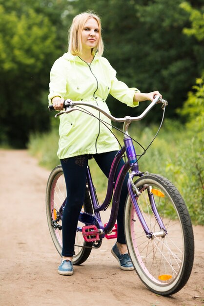 Vista frontal de una mujer en bicicleta