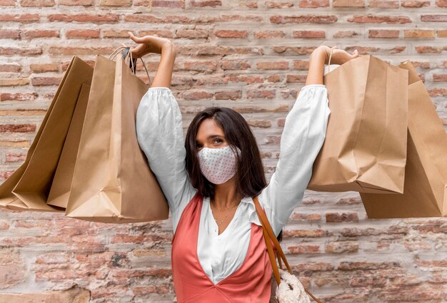 Vista frontal, de, mujer, con, bolsas de compras