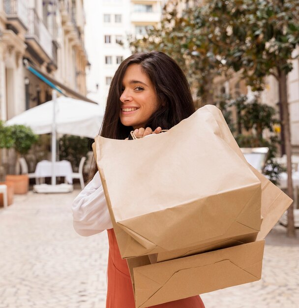 Vista frontal, de, mujer, con, bolsas de compras