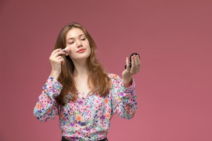 Foto gratuito vista frontal de una mujer bonita con cepillo de polvo cosmético para su maquillaje