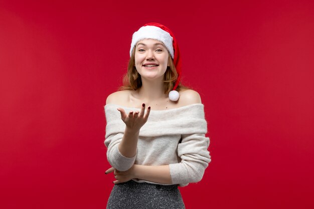 Vista frontal de una mujer bonita con expresión emocionada en rojo