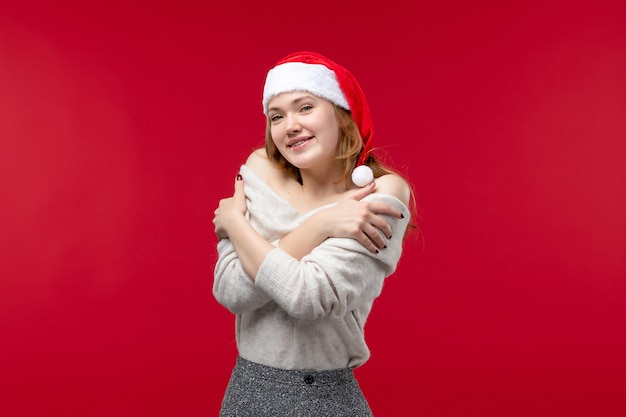 Vista frontal de una mujer bonita con expresión sonriente en rojo