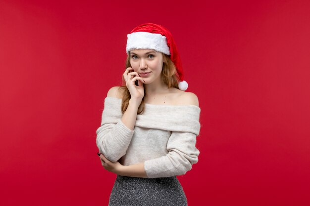 Vista frontal de una mujer bonita con expresión sonriente en rojo