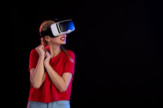 Foto gratuita vista frontal de una mujer bonita jugando vr con entusiasmo en juegos de fantasía de ultrasonido oscuro