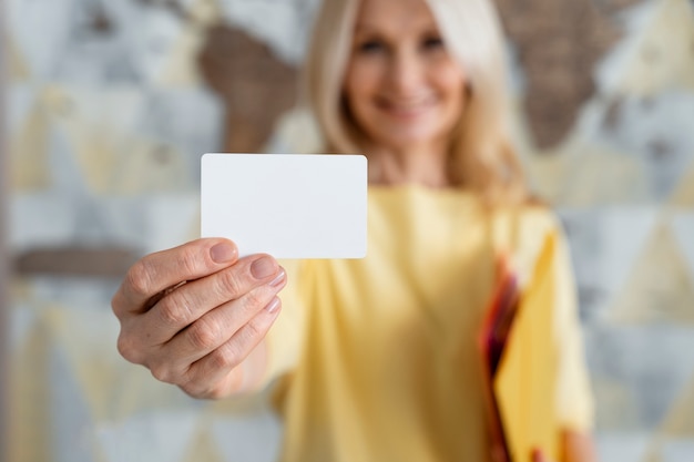 Vista frontal mujer borrosa con tarjeta de visita