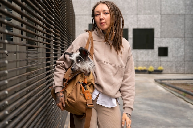 Foto gratuita vista frontal mujer con cachorro en bolsa