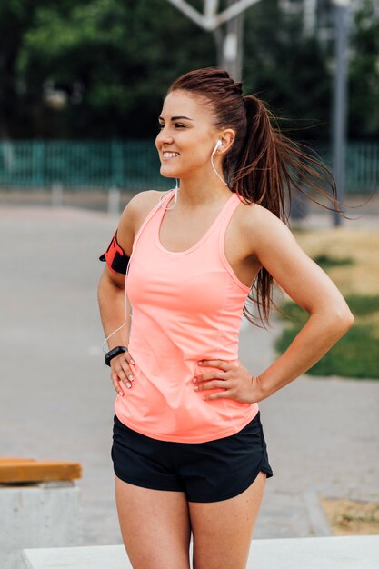 Vista frontal de la mujer en camiseta naranja