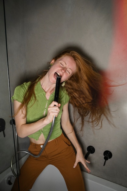 Foto gratuita vista frontal mujer cantando en la bañera