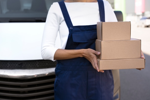 Foto gratuita vista frontal mujer cargando cajas