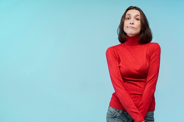 Vista frontal de una mujer cautivadora con espacio de copia