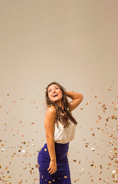 Foto gratuita vista frontal de la mujer celebrando el año nuevo