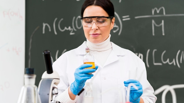 Foto gratuita vista frontal mujer científico en laboratorio