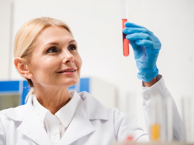 Vista frontal de la mujer científico con sustancia de laboratorio