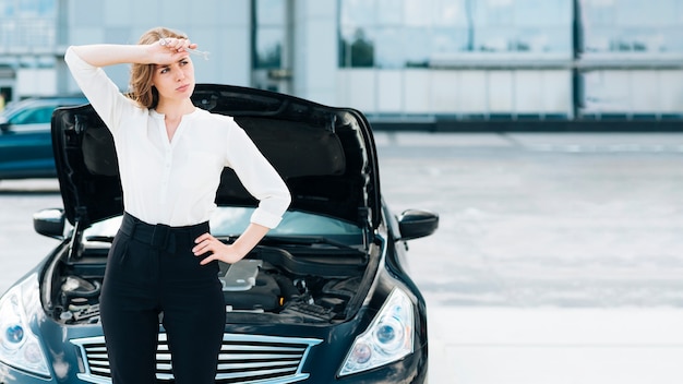 Vista frontal, de, mujer y coche