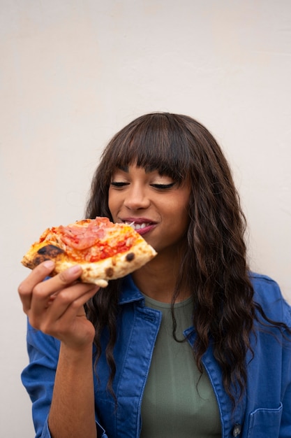 Foto gratuita vista frontal mujer comiendo deliciosa pizza