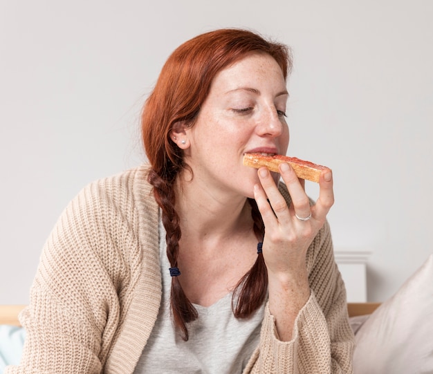 Foto gratuita vista frontal mujer comiendo delicioso desayuno