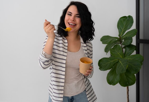 Foto gratuita vista frontal mujer comiendo helado